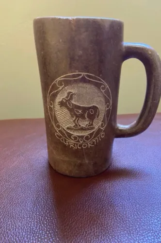 CANECA DE CERÂMICA VINTAGE CAPRICÓRNIO PEÇA DECORATIVA E COLECIONÁVEL
