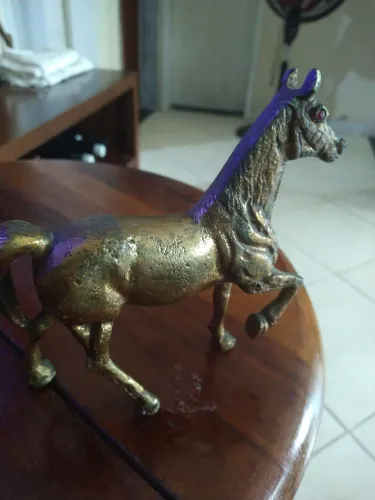Cavalo de bronze mede 20cm