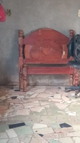 Vendo armação de cama casal e uma de solteiro, só parte da cabeceira e dos pés das da cama