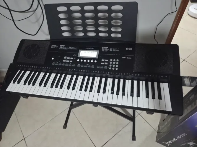 Vendo teclado músical ja com o pedestal o pé que segura o teclado.