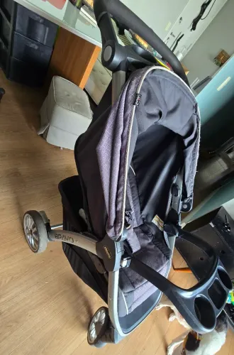 Carrinho de Bebê Chicco Bravo com Bebê conforto e base veicular.
