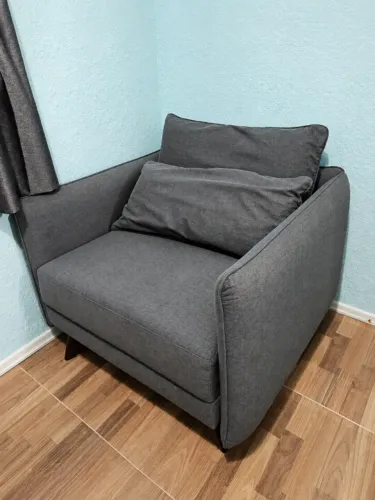 Poltrona Moderna Cinza com Almofadas
