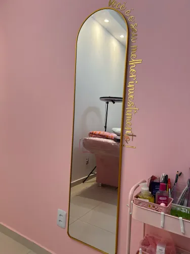 Produtos pra extensão de cílios e sobrancelhas.