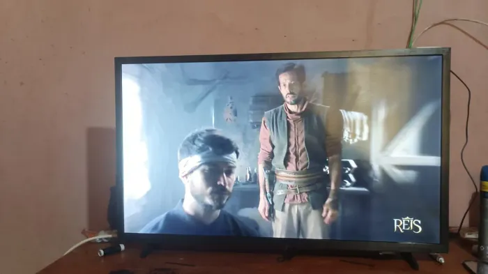 Televisão Samsung 32 polegadas semi nova.