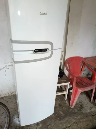 Vendo geladeira frosfrie 220