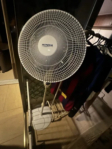 Ventilador Mondial Branco 40 cm 6 pás com ajuste de altura de até 1,50 m