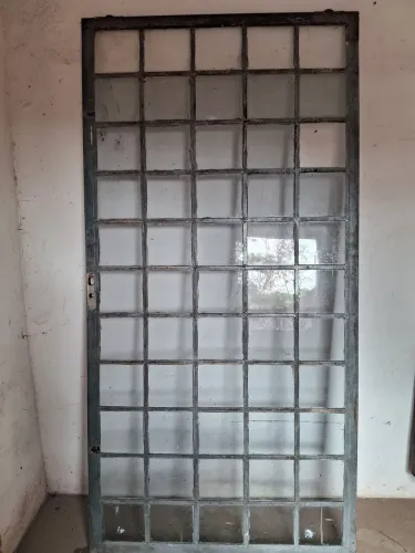Vendo porta de vidro pra loginha 400,00