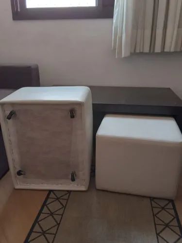 Mesa lateral com 2 pufs