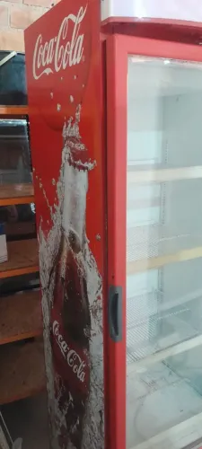 Expositor gelando muito bem