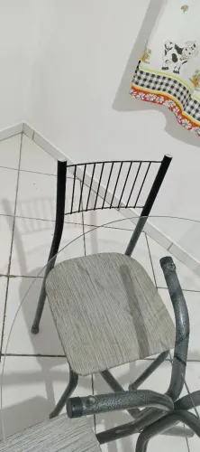 Mesa de vidro com duas cadeiras