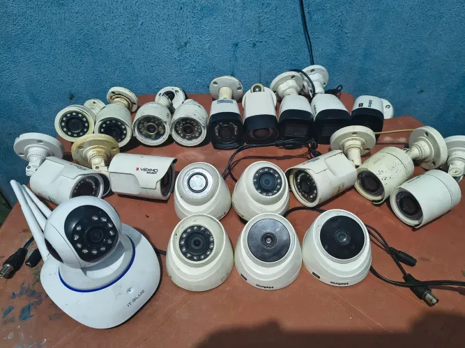 15 reais sai Cada camera. 20 câmeras. Baixei pra vender logo