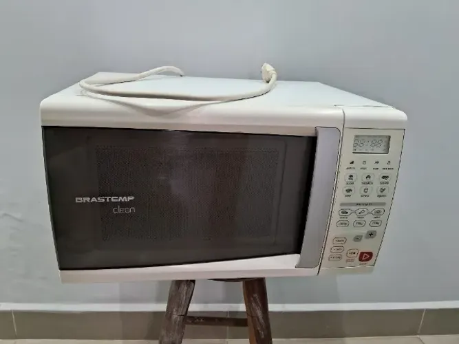 Vendo 01 Micro-ondas Brastempo 20 litros BM26A Usado