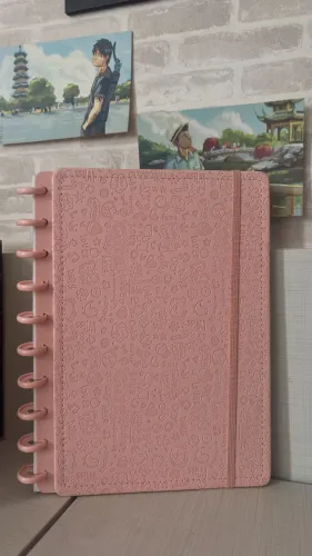 Caderno inteligente rosa com estampa em relevo