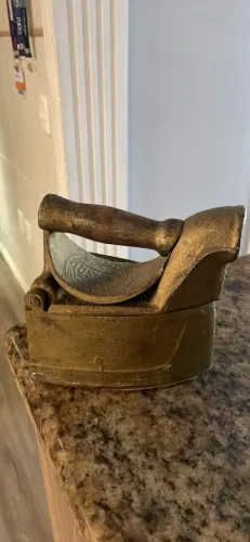 Ferro de passar roupa antigo a brasa/carvão