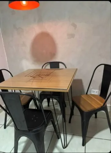 Mesa com vidro temperado + 4 cadeiras de ferro modelo retrô industrial