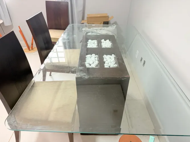 Mesa de vidro removível 100cm x 180cm com a base desgastada e 5 cadeiras