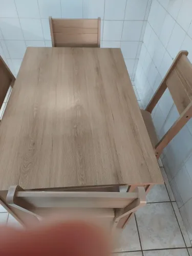 Mesa com 4 cadeiras em MDF
