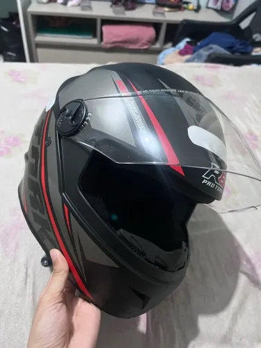 Capacete (com raladuras pequenas na lateral)