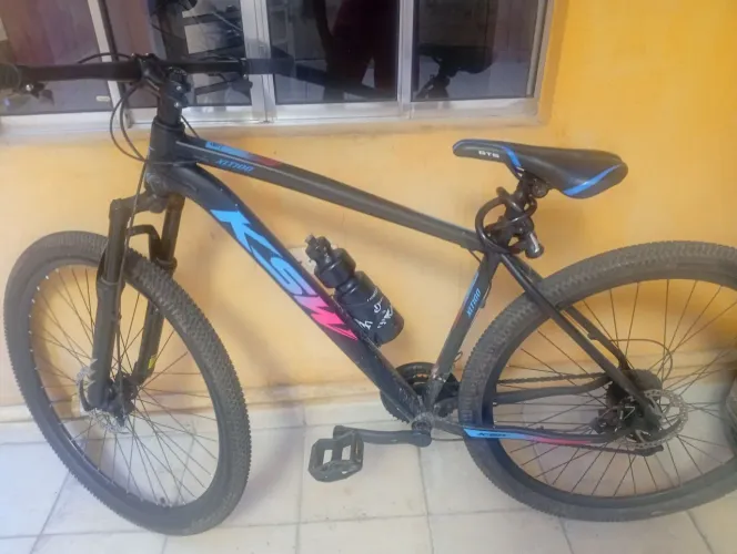 Bicicleta KSW seminova com freio a disco.