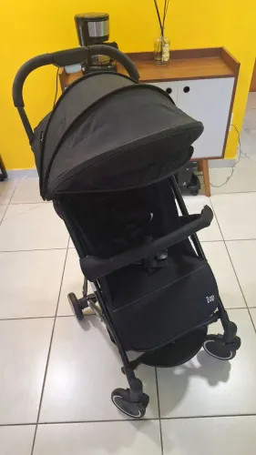 Carrinho de bebê Borigotto Zap - Original - Fácil de Transportar vira uma mala com rodas.