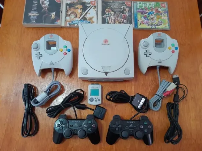 Sega Dreamcast + Dois Controles e VMU + Controles de PS2 + Jogos originais.