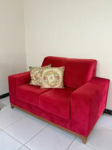 Conjunto de sofás retráteis 2 e 3 lugares.