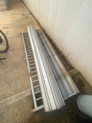 Vendo porta/estrutura metálica com trilho, ideal para portão deslizante