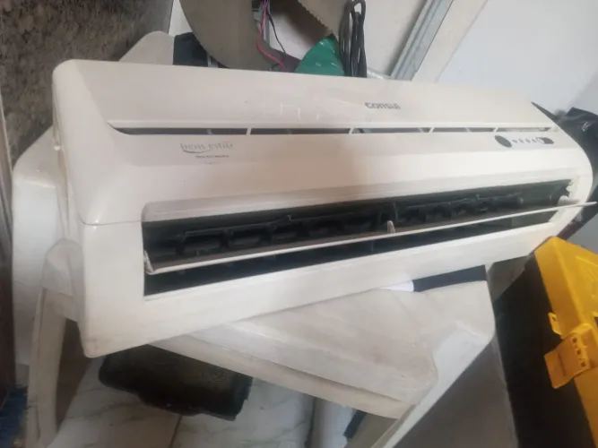 Evaporadora 9 BTUs convencional Consul com base