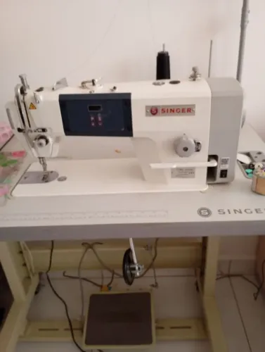Máquina de costura Reta industrial Singer