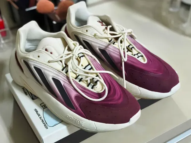 Tênis Adidas Ozelia Creme e Vinho 40 BR 42 EU