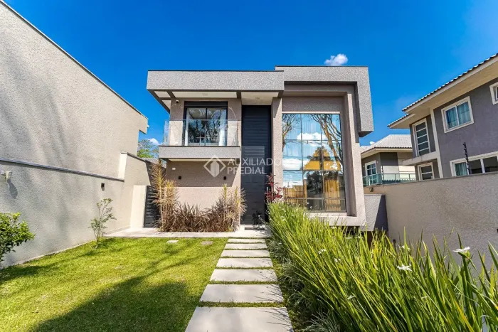 Casa à Venda no Jardim Social com 3 Suítes, Piscina e 8 Vagas, 329,71 m²