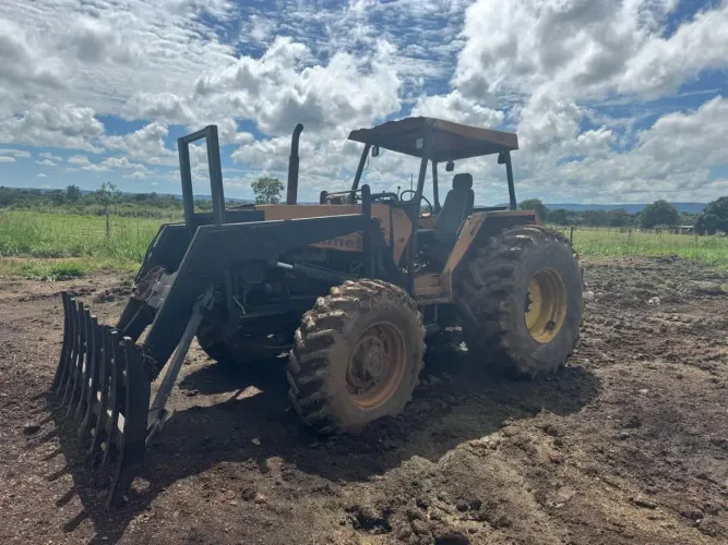 TRATOR AGRÍCOLA 