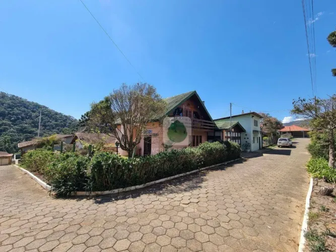 Casa bucólica na vila com fácil acesso e vista à venda, 275 m² por R$ 850.000 - São Sebast
