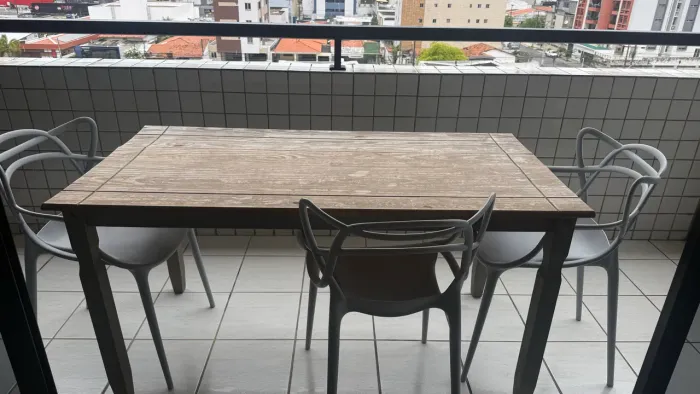 Mesa de madeira com 4 cadeiras