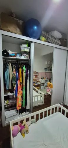 Vendo guarda-roupa de 3 portas com espelho