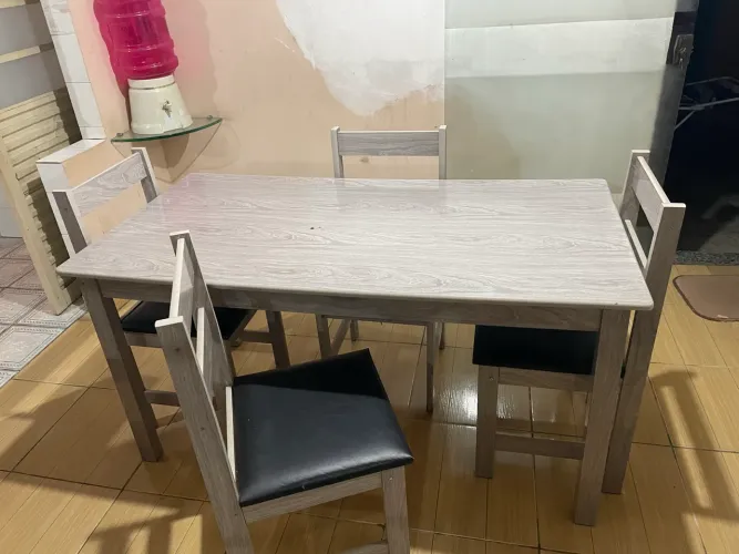 Vendo mesa com 4 cadeiras