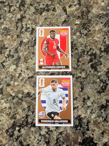 Figurinha bronze Alphonso Davies e Frederico Valverde