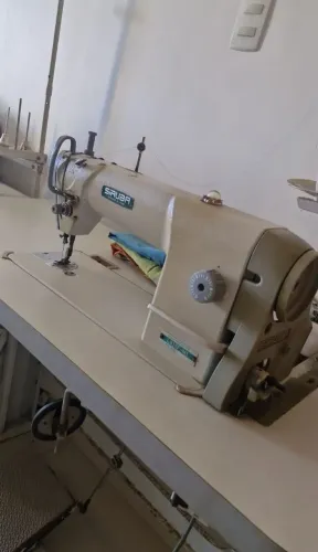 Máquina reta industrial siruba 