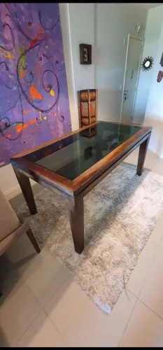 Mesa madeira maciça com tampo de vidro com 04 cadeiras