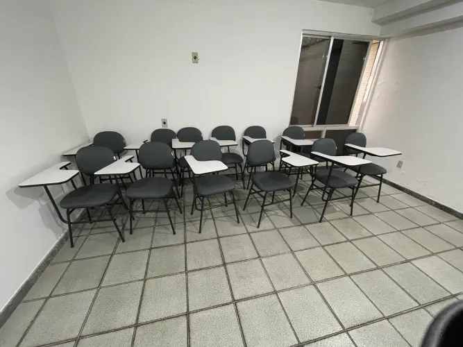 12 Carteiras universitárias