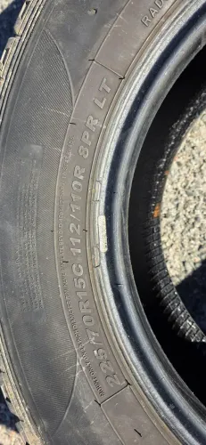 Pneu carga 225 70 15c