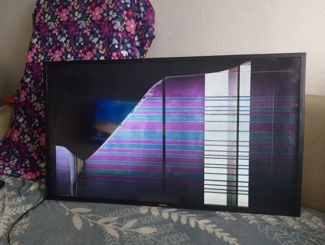 Vendo tv Samsung Smart 42 com defeito!!