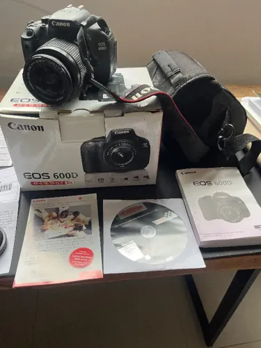 Canon EOS 600D (Rebel T3i) com a lente EF?S 18?55mm IS II