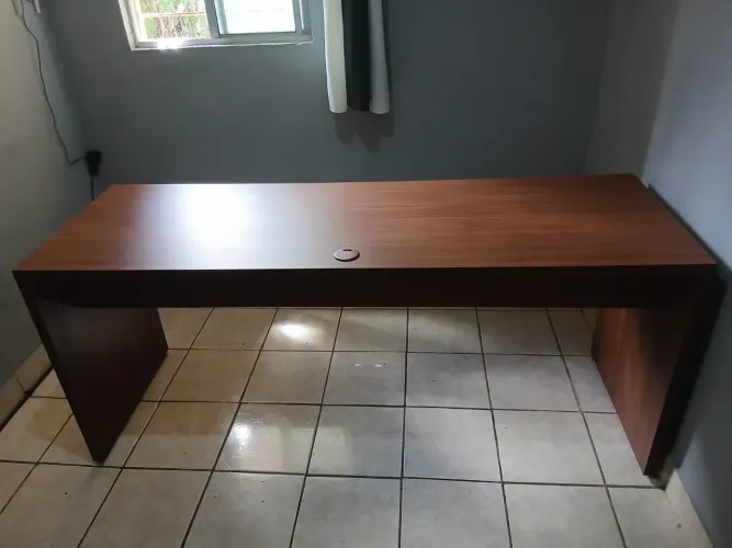 Mesa de escritório com o comprimento 1,80 - 1 metro e 80 centímetros