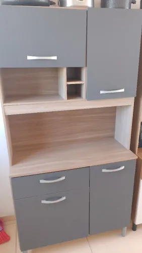 Armário de cozinha com quatro portas e uma gaveta