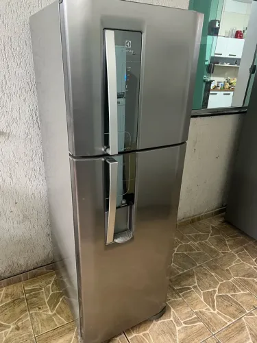 Geladeira Electrolux semi nova 6 mês de garantia fáso o frete grátis