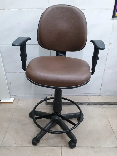 Cadeira de atendimento alta