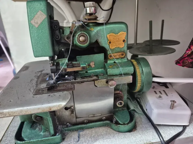 Vendo Máquina Overlock _ portátil