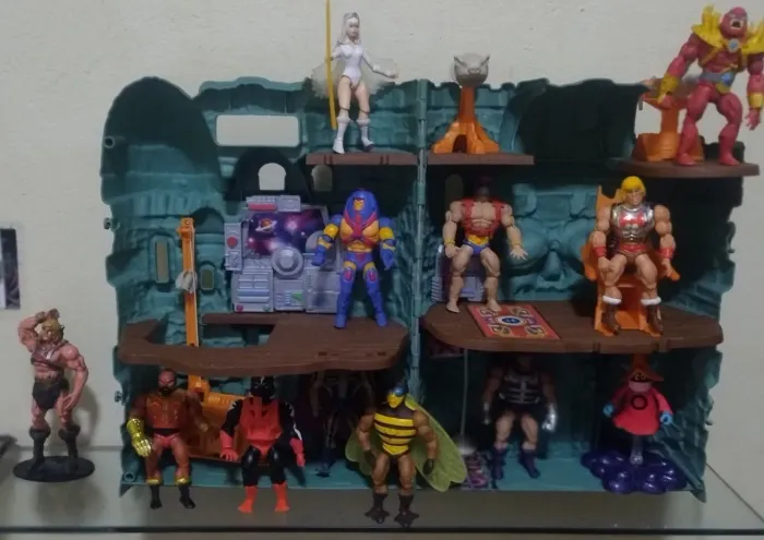 Castelo do he-man com 11 bonecos.