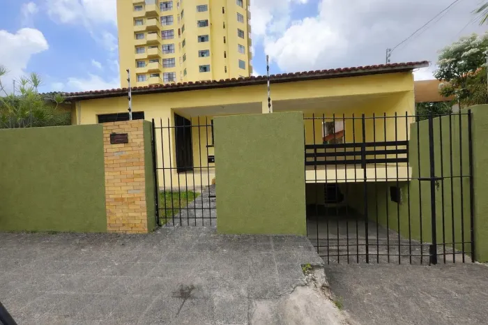 Casa à Venda Em Campina Grande - Mirante C/03 Quartos, 2 Suítes 3 Salas Amplas, + DCE